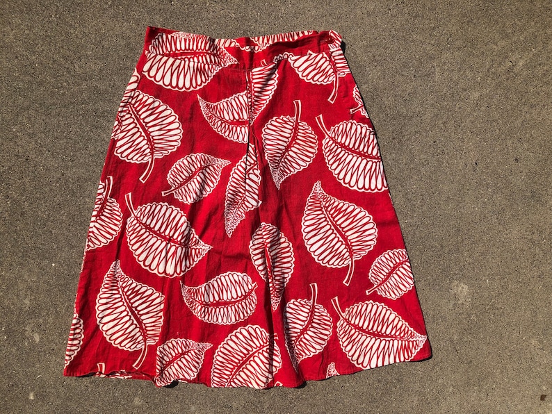 28 1940s Cherry Red Cotton Leaf Print Skirt Hand Made Novelty Print Skirt Side Button Zip 1940s image 1