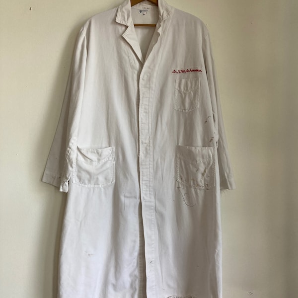 Manteau de laboratoire en toile de coton blanc des années 50 avec nom de point de chaîne peinture éclaboussée manteau de corvée médecins veste pharmacien vêtements de travail ceinture arrière des années 1950