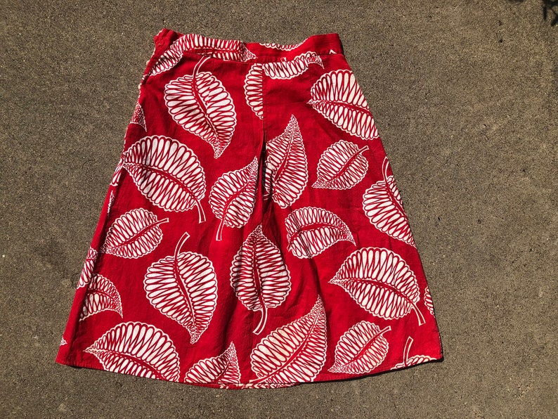 28 1940s Cherry Red Cotton Leaf Print Skirt Hand Made Novelty Print Skirt Side Button Zip 1940s image 2