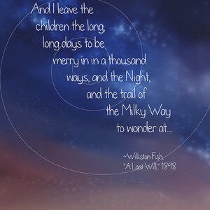Puede incluir: Una cita de Williston Fish de "A Last Will" (1898) sobre dejar a los niños los largos días para que se alegren de mil maneras, la noche y la Vía Láctea para maravillarse. La cita está escrita en blanco sobre un fondo azul y morado con un patrón de espiral.