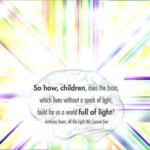 Puede incluir: Un fondo abstracto colorido con una cita sobre el cerebro y la luz. La cita dice: "Entonces, ¿cómo, niños, el cerebro, que vive sin una chispa de luz, construye para nosotros un mundo lleno de luz?" -Anthony Doerr, Toda la luz que no podemos ver