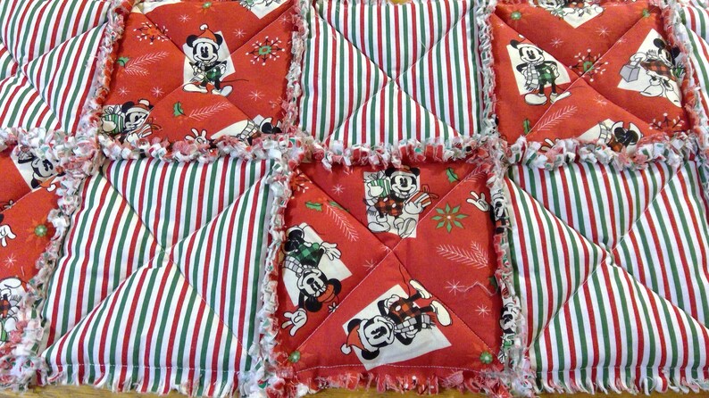 Disney Christmas Rag Quilt-style Tablerunner Red /& GReen