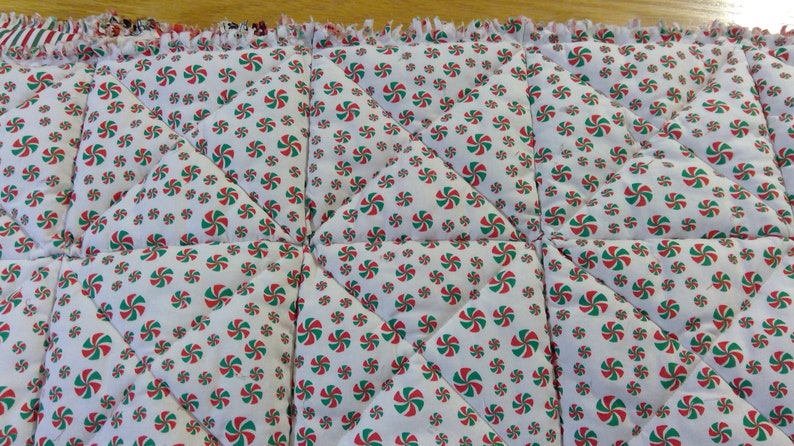 Disney Christmas Rag Quilt-style Tablerunner Red /& GReen