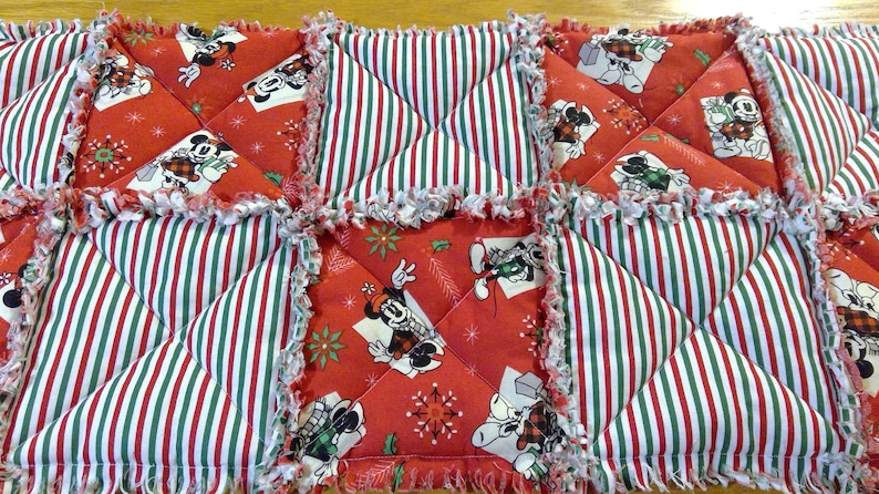Disney Christmas Rag Quilt-style Tablerunner Red /& GReen