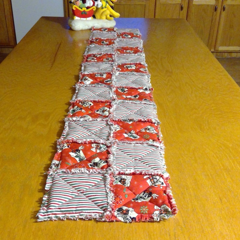 Disney Christmas Rag Quilt-style Tablerunner Red /& GReen