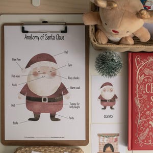 Könnte beinhalten: Ein Set aus drei Keramikbechern mit gesprenkelter, matter Oberfläche. Die Becher sind in den Farbtönen Creme, Hellgrau und Dunkelgrau gehalten. Jeder Becher hat ein schlichtes, minimalistisches Design, ideal für Kaffee oder Tee.