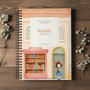 Puede incluir: Un cuaderno de espiral con una ilustración en acuarela de una librería. La portada presenta el texto "WOODLAND WRITERS Print Copywork Matilda BY ROALD DAHL by Whimsy Printables" sobre una estantería rosa y una niña con libros.