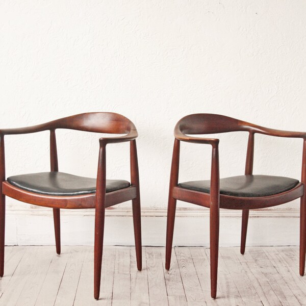 PAIR Hans Wegner Style Round Chairs Walnut + Vinyl