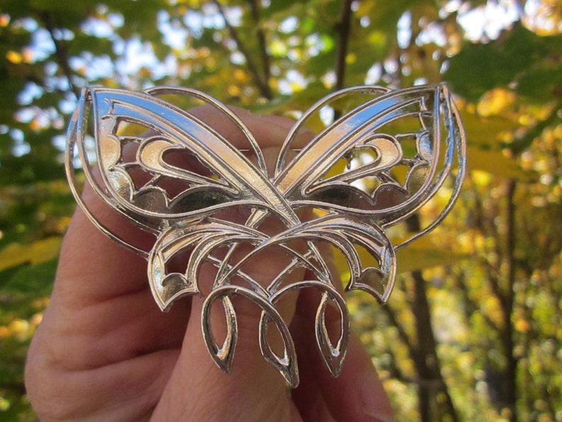20% Discount! Gift for Her! Fashion BUTTERFLY large Silver tone openwork Brooch!! 