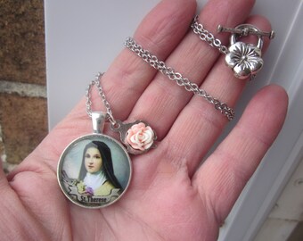 St. Therese of Lisieux, the Little Flower of Jesus, glass cabochon pendant & chain necklace + colorful Prayer card