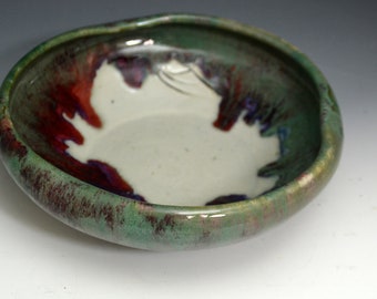 Bol en céramique fait à la main, bol en poterie moyenne.
