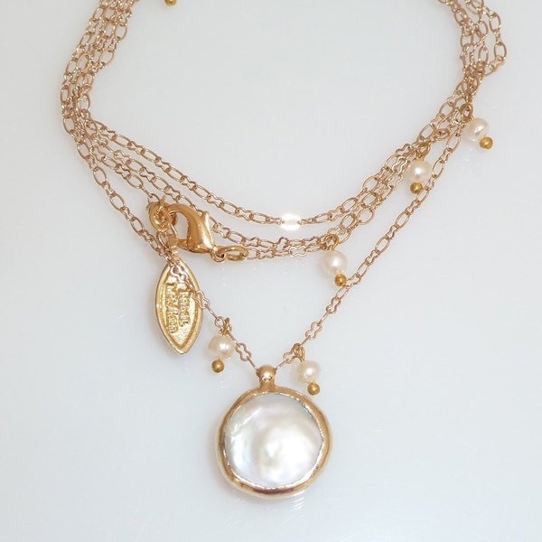 Collar de perlas con moneda de oro: joyería nupcial con la piedra natal de junio