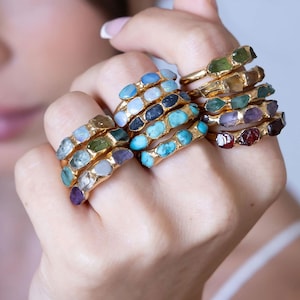 Anillo apilable con piedra de nacimiento cruda personalizado: regalo de joyería con piedras preciosas hecho a mano para mujeres.