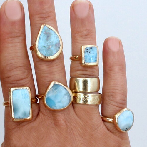 Bague de fiançailles en larimar, cristal brut, bague de fiançailles alternative, bague en larimar, alliance en larimar, bague en larimar, bague en pierre brute, pour elle.