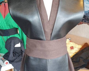 Túnica Jedi sin mangas y tabardos de lana y polipiel. Cosplayers de Anakin Skywalker. Todas las tallas. Envíos a todo el mundo. Precio de DDP Inc. (EE. UU.).