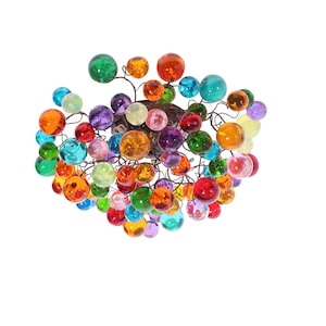 Könnte beinhalten: Ein bunter Glaskugel-Kronleuchter mit einer Vielzahl von Farben, darunter Rot, Orange, Gelb, Grün, Blau, Lila und Pink.