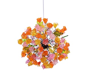 Hängande pendellampa med ping- och orangerosblommor för barnrum eller som sänglampa.
