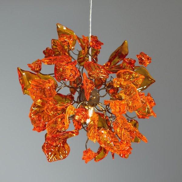 Deckenlampe mit orangen Blumen und Blättern, die für Flur, Kücheninsel, Eingangsbereich handgefertigtes Licht beleuchten.