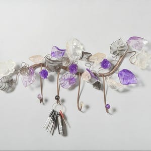 Dekorativer Haken mit lila und grauen Blumen und Blättern - dekorativer Wandhänger, Handtuchhalter, Badezimmerhaken