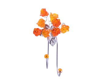 Gancho de pared con flores de resina de colores cálidos y hojas de metal, colgador de pared decorativo.