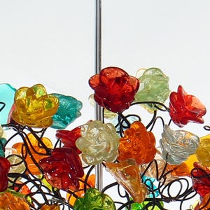 Hängende Pendelleuchte mit Bunten Rosen Blumen für Kinderzimmer, oder als Nachttischleuchte. Bild 3