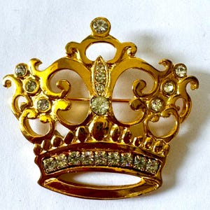 Broszka z koroną z kryształkami, złota, przezroczysta, kryształowa broszka z wypukłymi kryształkami, biżuteria heraldyczna w stylu vintage, biżuteria koronna
