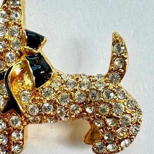 A West Highland Terrier Brooch in 9ct gold set red stone eye, approx 6 A West Highland Terrier Brooch in 9ct gold set red stone eye, approx 6