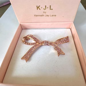 Broche de lazo rosa de Kenneth J Lane, prendedor de cinta con diamantes de imitación rosas, joyería vintage KJL, concienciación sobre el cáncer de mama, joyería vintage con lazo, caja original