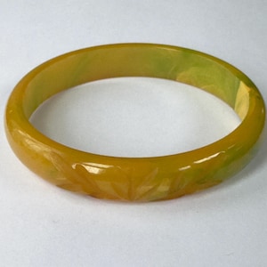 Brazalete de baquelita tallada, con detalles en caramelo y musgo, joyería vintage de baquelita de mediados de siglo.