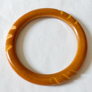 Brazalete de baquelita tallada, brazalete de baquelita color caramelo, joyería vintage de baquelita de mediados de siglo.