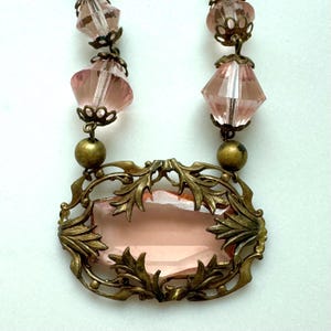 Böhmische Glas Halskette, Jugendstil Blätter über facettiertem Rosa Glas, Spitzenkappe Bicone Perlen, 16-Zoll-Halskette, Antiker Tschechischer Schmuck