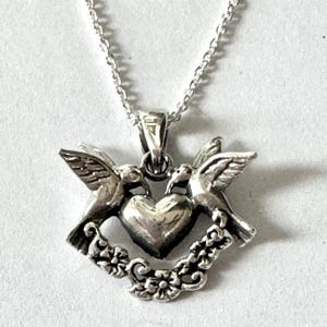 Collar con colgante floral de corazón de pájaro en plata de ley, broche de pájaros con corazón, guirnalda floral, joyería Art Nouveau, joyería patrimonial, regalo para el Día de la Madre