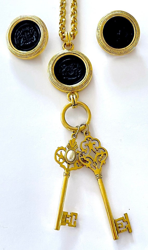 JOAN RIVERS Heraldic Pendant Necklace & Earring Se