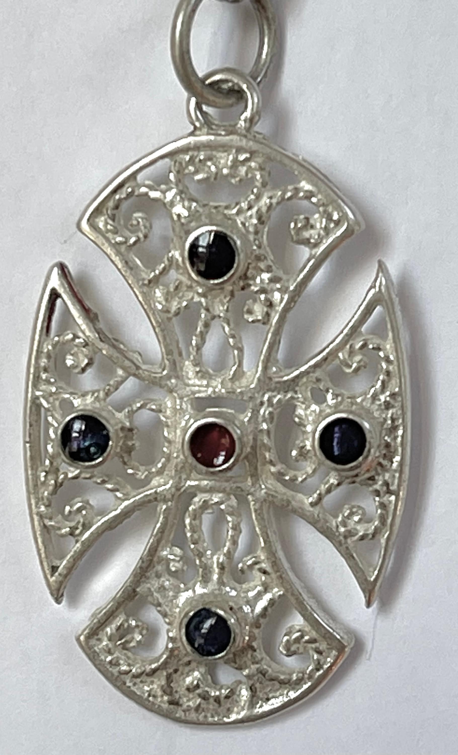 Broche Vintage Croix Maltaise Filigrane - Strass Vert Et Rouge Sur Métal Argenté - Bijou Occasion