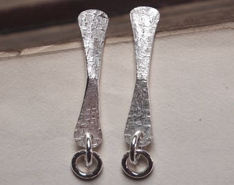 Orecchini, borchie d'argento, orecchini pendenti in argento forgiato, regalo unico, gioielli insoliti, regalo per lei, orecchini fatti a mano, argento martellato, ARC