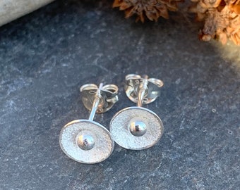 Clous d'oreilles, clous d'oreilles en argent Argentium, clous d'oreilles ronds en argent recyclé, clous d'oreilles en argent texturé faits à la main par ARC Jewellery UK