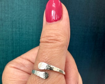 Anello in argento Argentium, forgiato martellato, anello impilabile, anello per le nocche, anello per il pollice, gioielli unisex fatti a mano, realizzati su ordinazione da ARC Jewellery