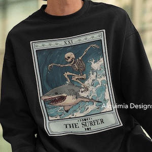 Das Surfer Tarot Karte Sweatshirt, Surfen Sweatshirt Geschenk für Surfer Strand Liebhaber Ozean Liebhaber Pullover Sea Life