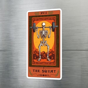 Può includere: Una carta dei tarocchi con uno scheletro che solleva un bilanciere. La carta è arancione e marrone con il testo "XVIII THE SQUAT" e un simbolo di quattro lune.