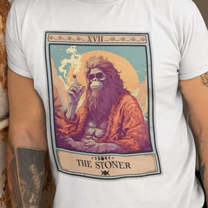 Stoner Bigfoot Tarot Card Camisa, La Camisa Stoner Bigfoot Camisa Cryptid Regalo Criptozoología Camiseta Stoner Regalos Cannabis Pie Grande