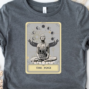 La camicia dei Tarocchi Yogi, Camicia Yoga, Regali Yoga, Regalo per Amante dello Yoga, T-shirt Amante dello Yoga con disegno di carte dei Tarocchi "THE YOGI" Love Yoga Yogi Tee