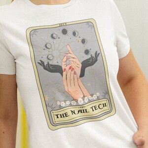 Het Nail Tech Tarot Card Shirt, Nail Tech Shirt, Cadeau voor Nail Tech, Nail Tech TShirt met Tarot Card Design "THE NAIL TECH" Schattig Nail Shirt