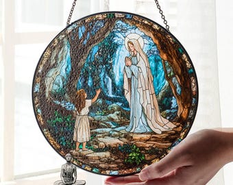 Attrape-soleil en faux vitrail de la Dame de Lourdes : tenture catholique