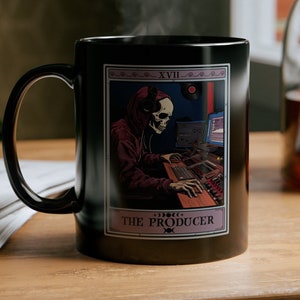 Taza de regalo para productor musical, taza negra con la carta del tarot del productor, regalos para estudios de grabación de música, regalo para productor musical, ingeniero de audio, taza negra de 11 oz