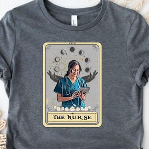 De verpleegkundige Tarot Card Shirt, verpleegkundige Shirt, cadeau voor verpleegkundige, verpleegkundige T-Shirt met Tarot Card Design "DE VERPLEEGKUNDIGE"