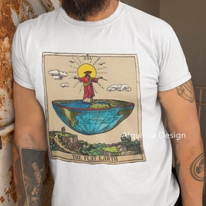 La camicia dei Tarocchi della Terra Piatta, Teorie della cospirazione Camicia della Terra Piatta Società della Terra Piatta La carta dei Tarocchi del mondo