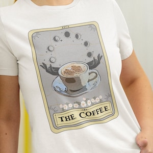 The Coffee Tarot Card Shirt, Coffee Lovers T-shirt, Cadeau voor koffieliefhebber, Coffee Drinker Shirt, Tarot Card Design "THE COFFEE" Barista Gift