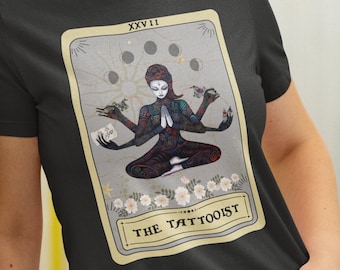 Camisa de artista del tatuaje, camisa de la tarjeta del tarot de la diosa tatuadora, regalos de la tienda de tatuajes para la camiseta del tatuador de la mujer tatuadora