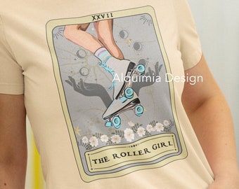 Könnte beinhalten: Ein beiges T-Shirt mit einem Tarotkarten-Design, das eine Person auf Rollschuhen zeigt. Die Karte trägt den Titel "The Roller Girl" und die Nummer XXXVII.