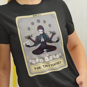 Camicia per tatuatore, camicia per carte dei tarocchi della dea tatuatrice, regali del negozio di tatuaggi per t-shirt tatuatrice donna tatuatrice